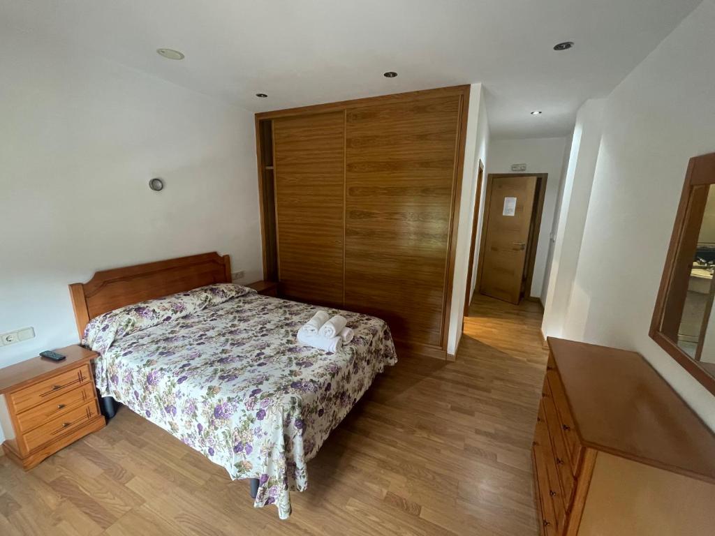 帕德隆Camiño Portugues的一间卧室设有一张床和木墙