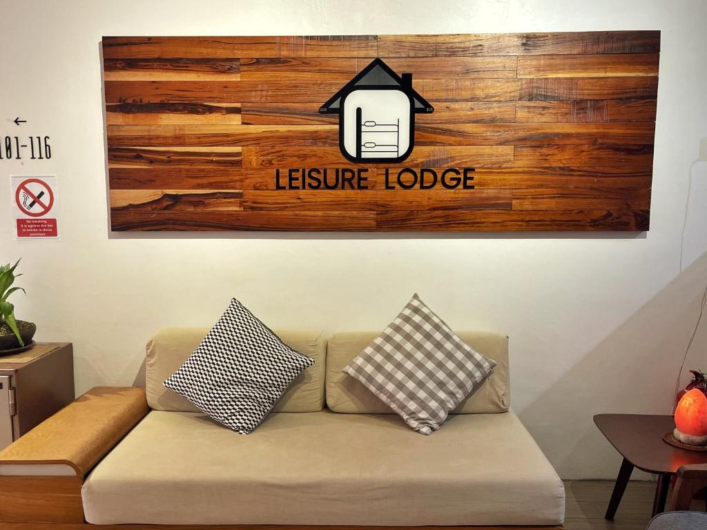 瓜拉丁加奴Leisure Lodge的带沙发和木墙的客厅