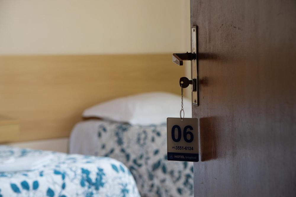 库里提巴HOTEL TROPICAL的卧室里一扇门,上面有标志