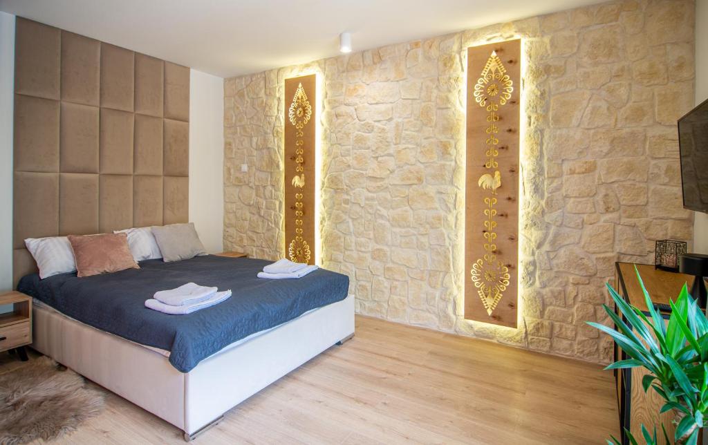卡齐米日-多尔尼Góry i Doliny的一间卧室设有一张床和石墙