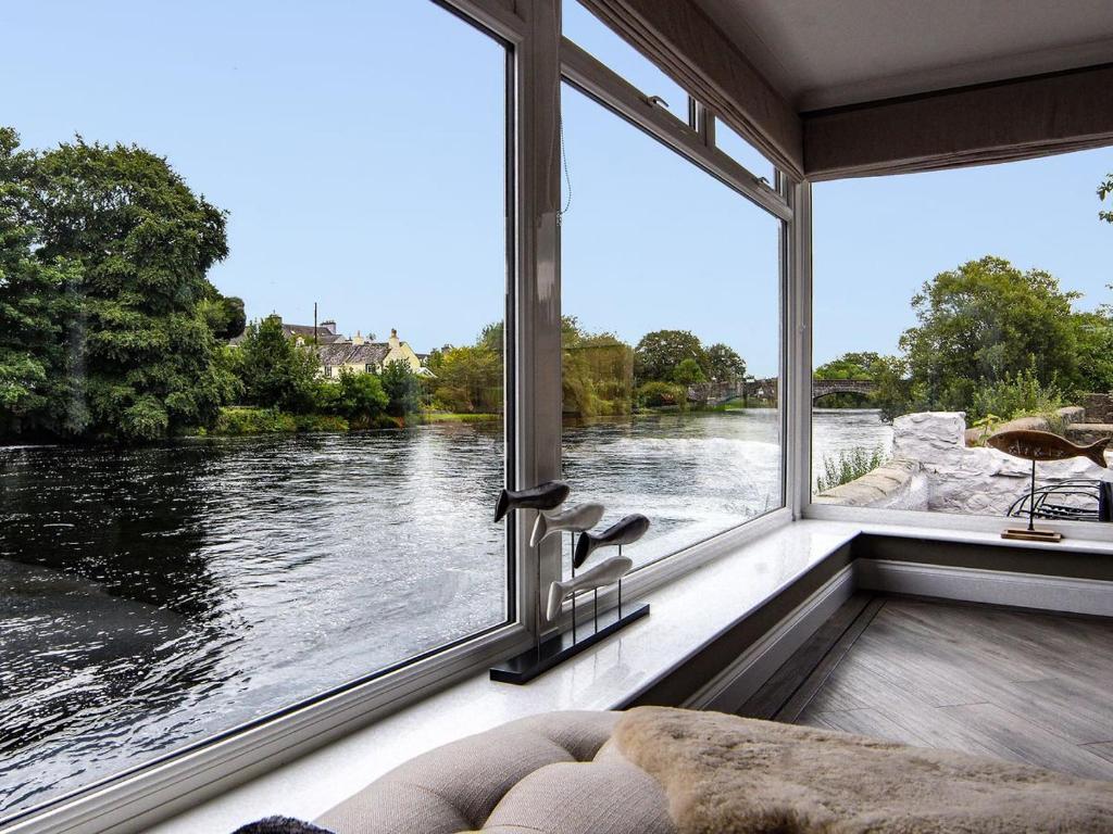牛顿斯图尔特Creebank的客房设有大窗户,享有河流美景。