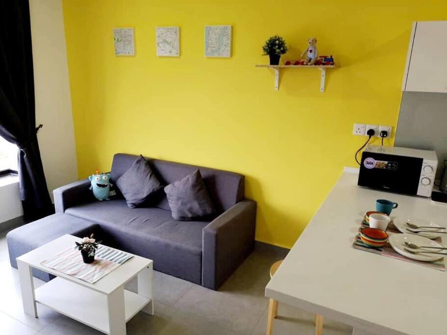 塞贝维KA701-One Bedroom Apartment- Wifi -Netflix -Parking - Pool, 1002的客厅配有沙发和桌子