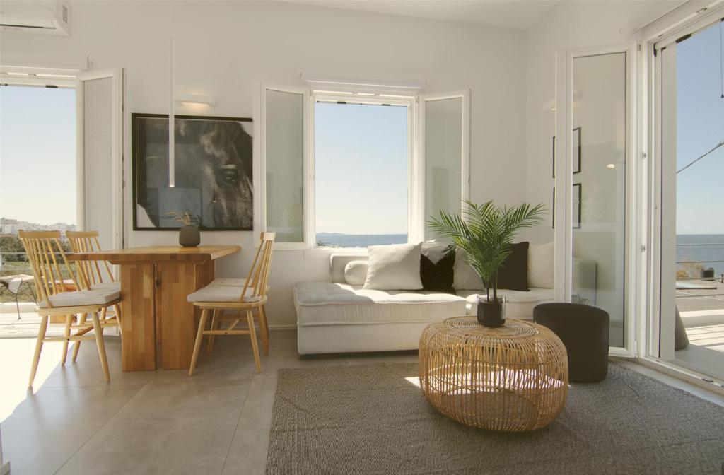 提诺斯AELIA Tinos的客厅配有沙发和桌椅
