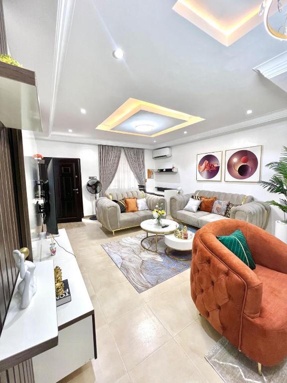 阿布贾Bee-City Homes的客厅配有沙发和桌子