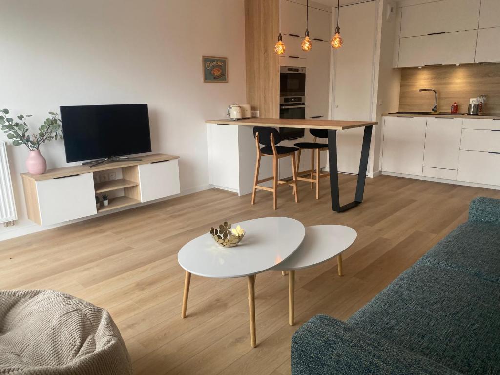 巴约讷Appartement bayonne ellaia的一间带桌子的客厅和一间厨房