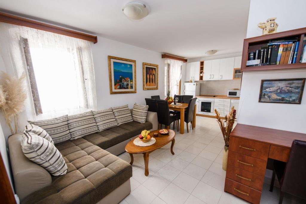 科托尔马尔科公寓的客厅配有沙发和桌子