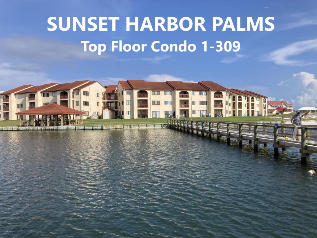 纳瓦拉Sunset Harbor Condo for 2-TOP FLOOR 1-309, Navarre Beach的享有水面上的铝制建筑景致,设有码头