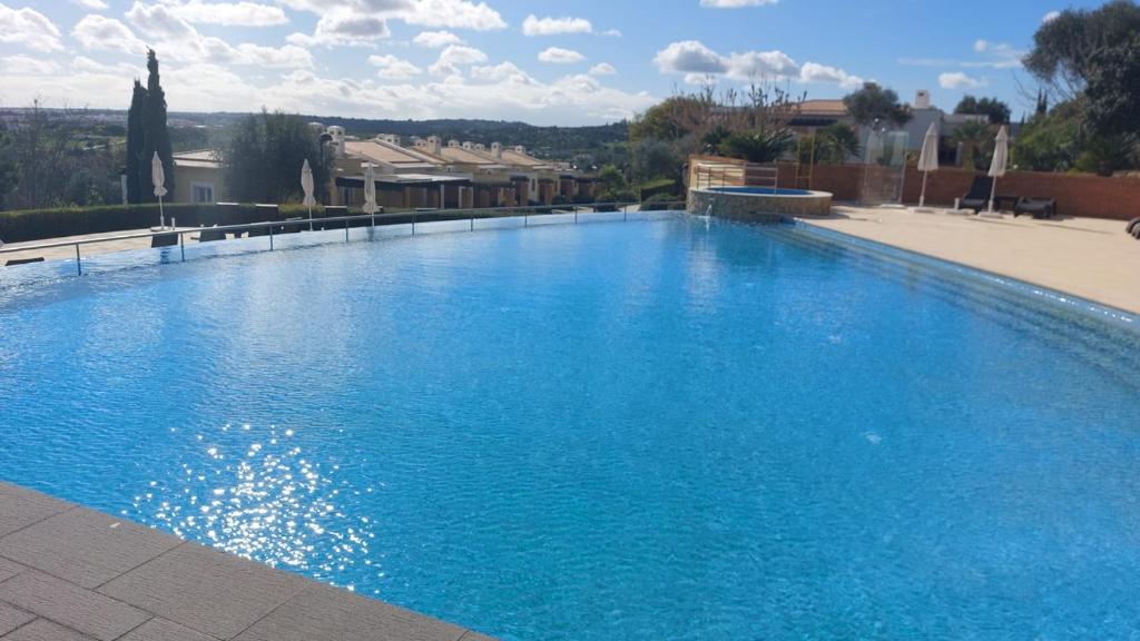 Mexilhoeira GrandeCasa Mangavo Vale da Ribeira Holiday的大楼里的一个大型蓝色游泳池