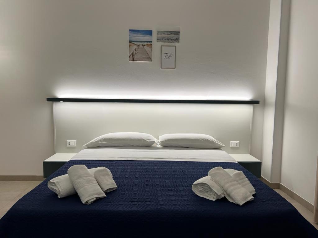 奥特朗托Perla D'Oriente的一间卧室配有一张带两个白色枕头的床