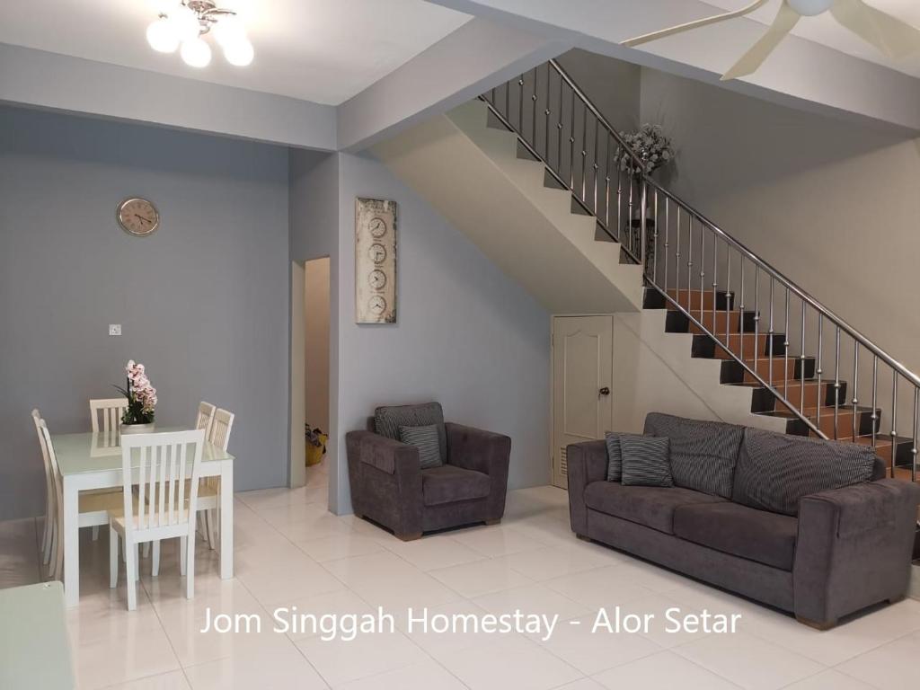 阿罗士打Jom Singgah Homestay - Alor Setar的带沙发和桌子的客厅以及楼梯