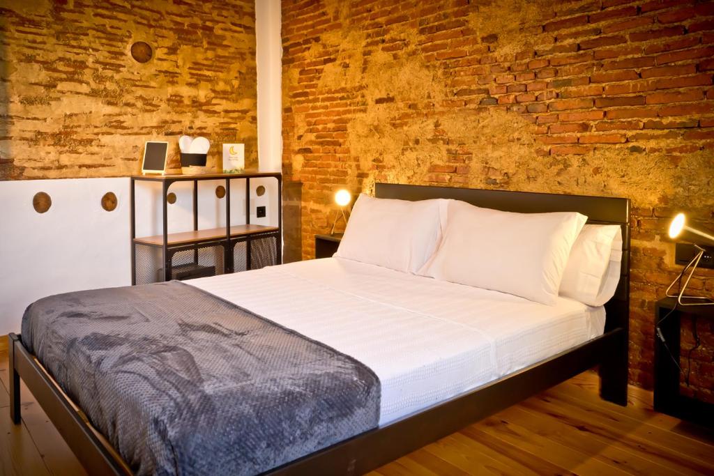 扎弗拉Hotel Casa Luna的一间卧室设有一张床和砖墙