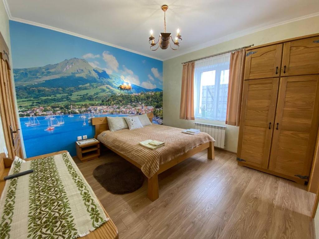斯基希德尼萨Villa OkSun的卧室配有一张床,墙上挂有绘画作品