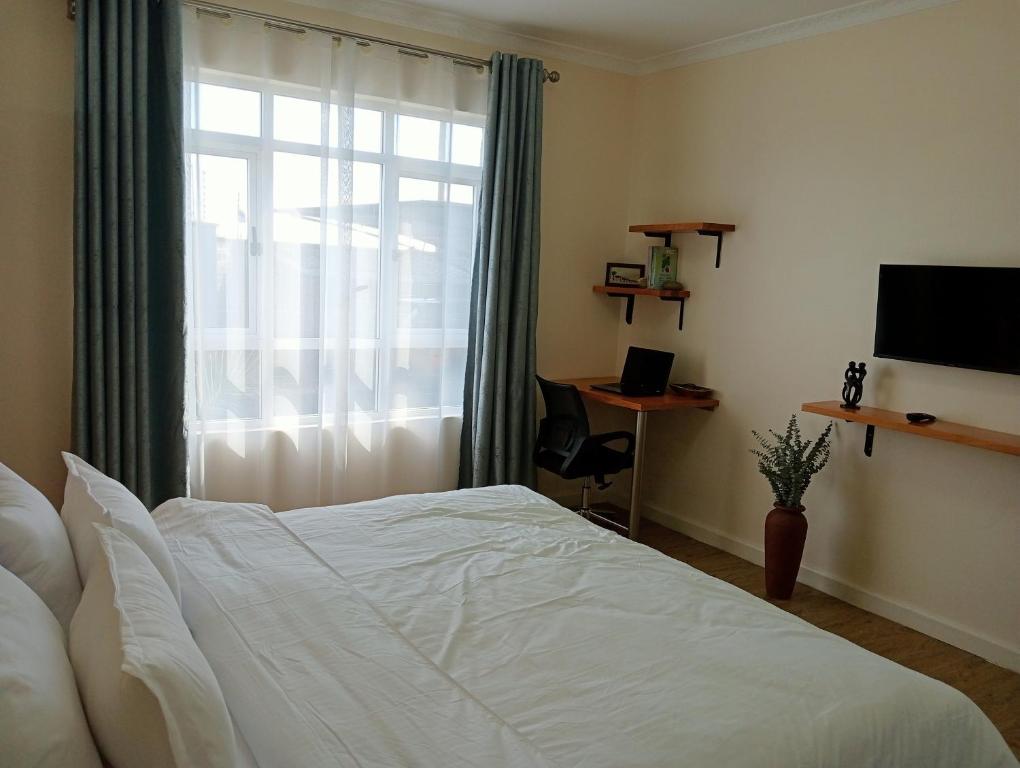 埃尔多雷特Luxury Cosy Homestay with Private Entrance的卧室配有白色的床和窗户。