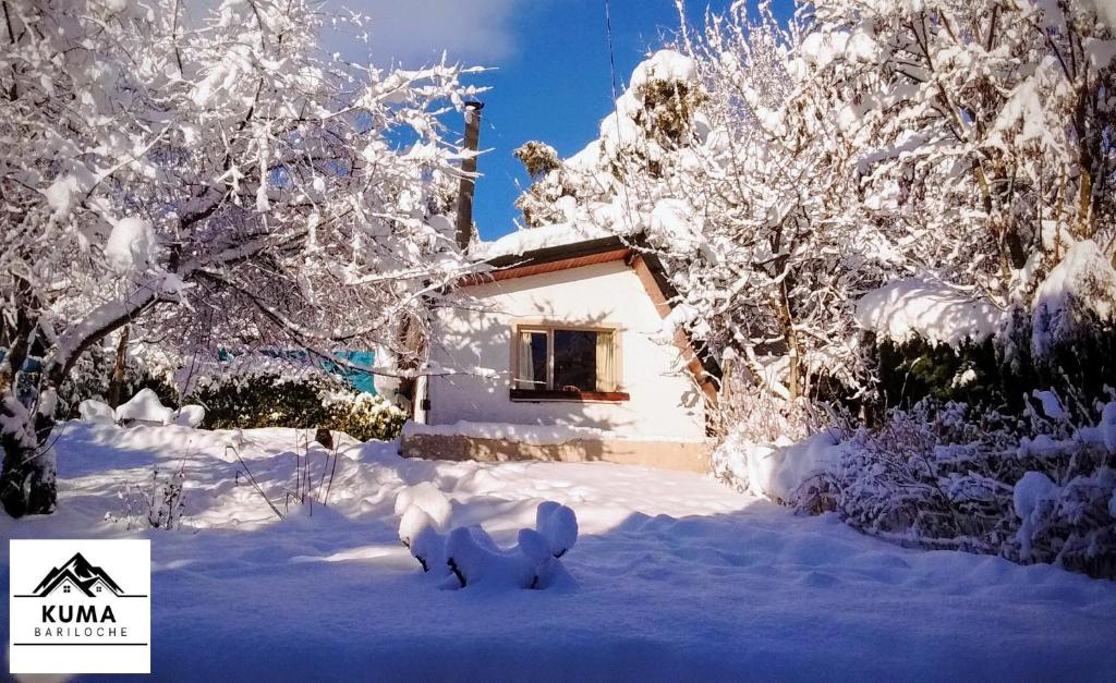 圣卡洛斯-德巴里洛切Cabaña con Vista al Lago en Barrio Melipal - Bariloche的树前的雪覆盖的房子