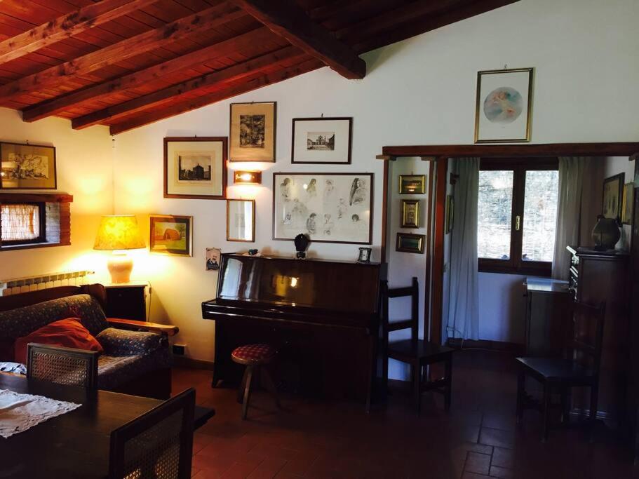 奥尔泰Chalet La Sequoia Orte zona terme的客厅配有桌子和钢琴