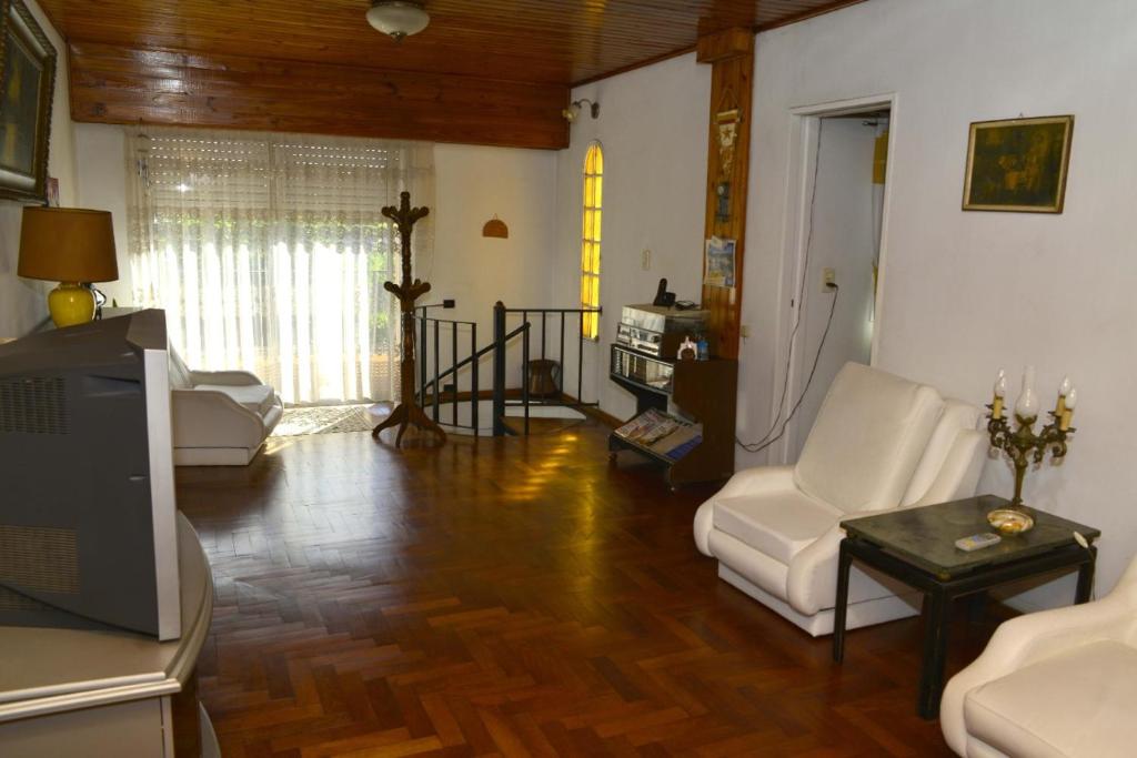 卢汉Departamento en Jauregui (partido de Luján)的客厅配有白色家具和木地板