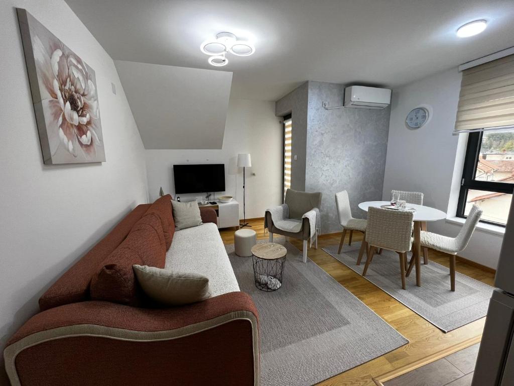 索科矿泉村Aleksandar apartman Sokobanja的客厅配有沙发和桌子