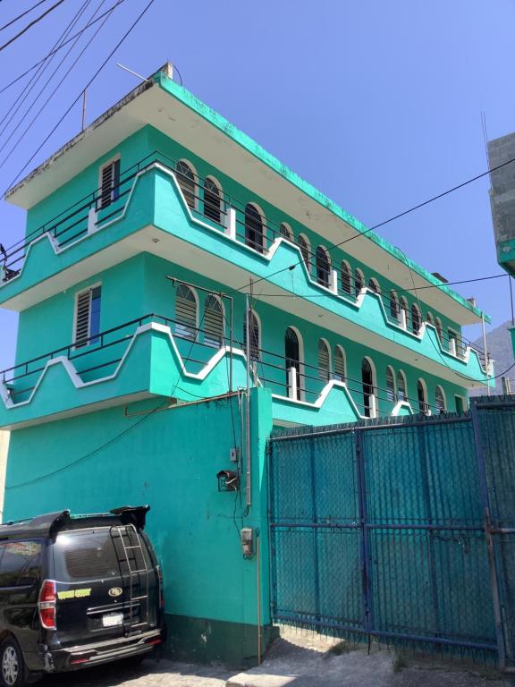 圣佩德罗拉拉古纳CASA BATZ #1的蓝色的房子,前面有停车位