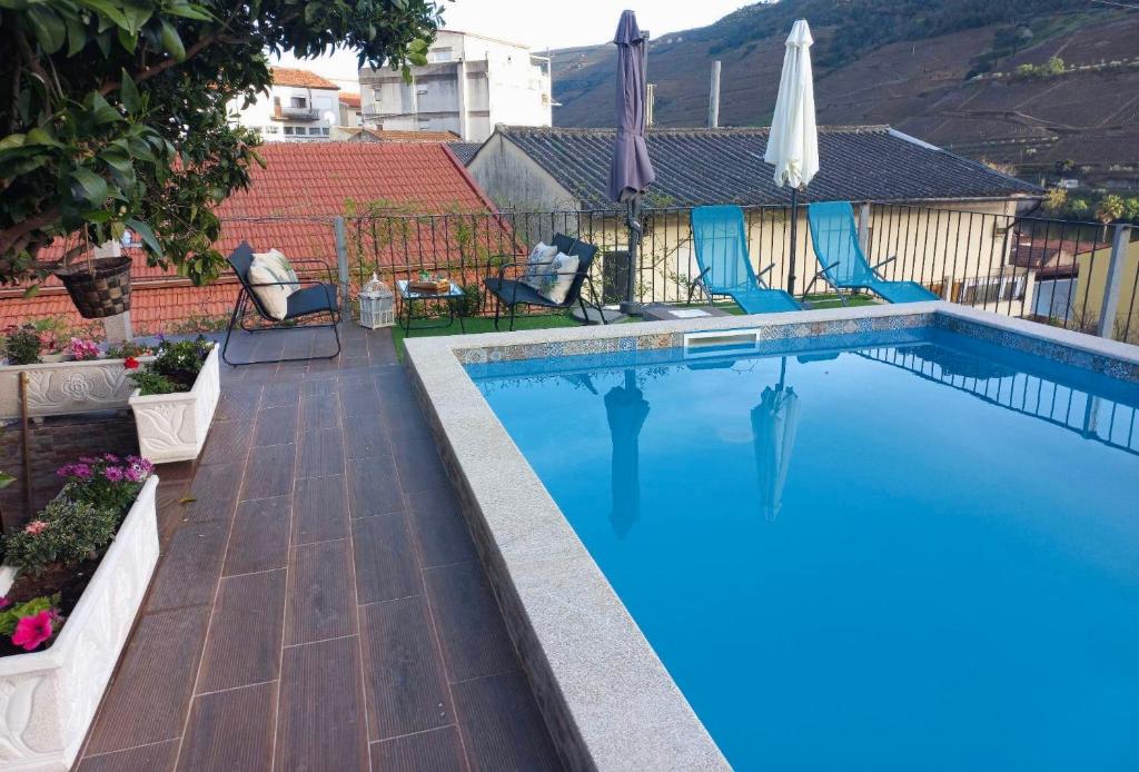 皮尼昂Casa Nunes的庭院里的一个蓝色海水游泳池