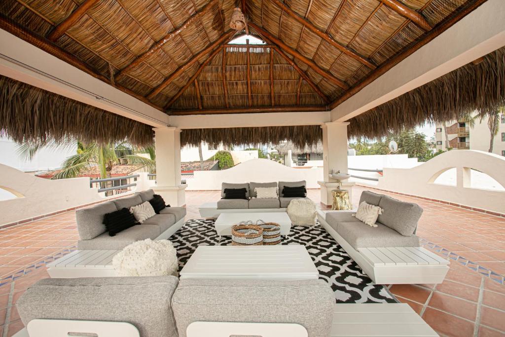 布塞里亚斯Villa Cobojo的户外庭院配有沙发和桌子。