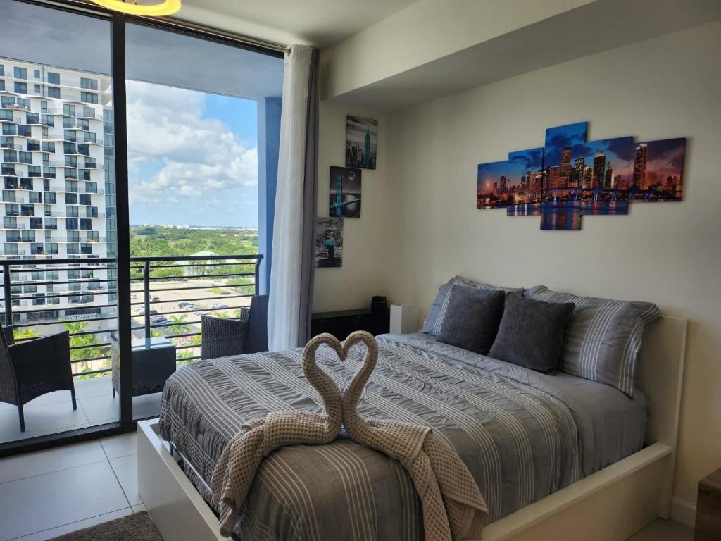 迈阿密5350 Park inn Suite的一间卧室设有一张床和一个大窗户