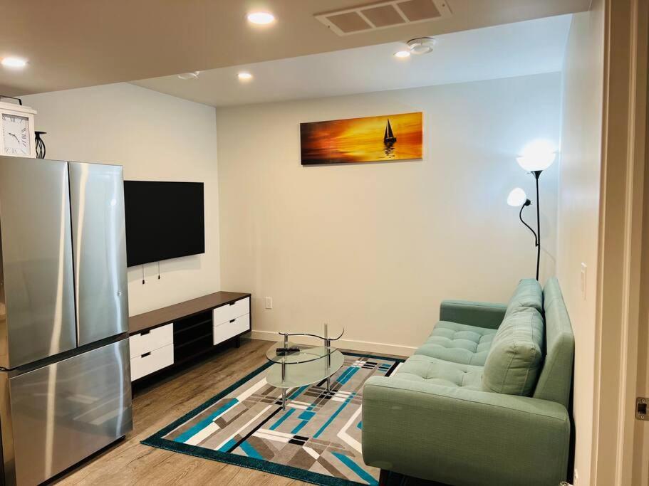 埃德蒙顿Brand new 1 Bedroom Basement Suite. Wi-Fi,Netflix的带沙发和电视的客厅