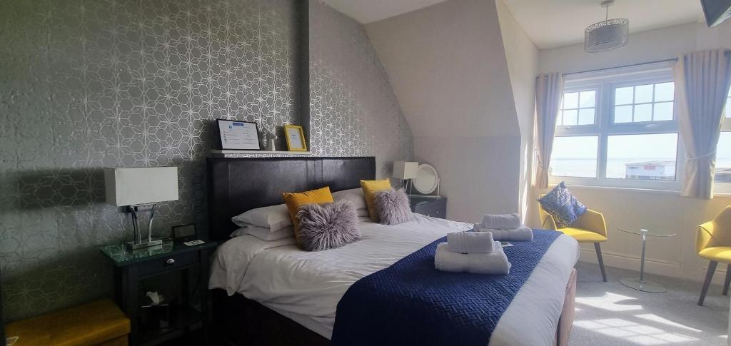 伊斯特布恩艾博尔旅馆的一间卧室配有一张带蓝色毯子的床