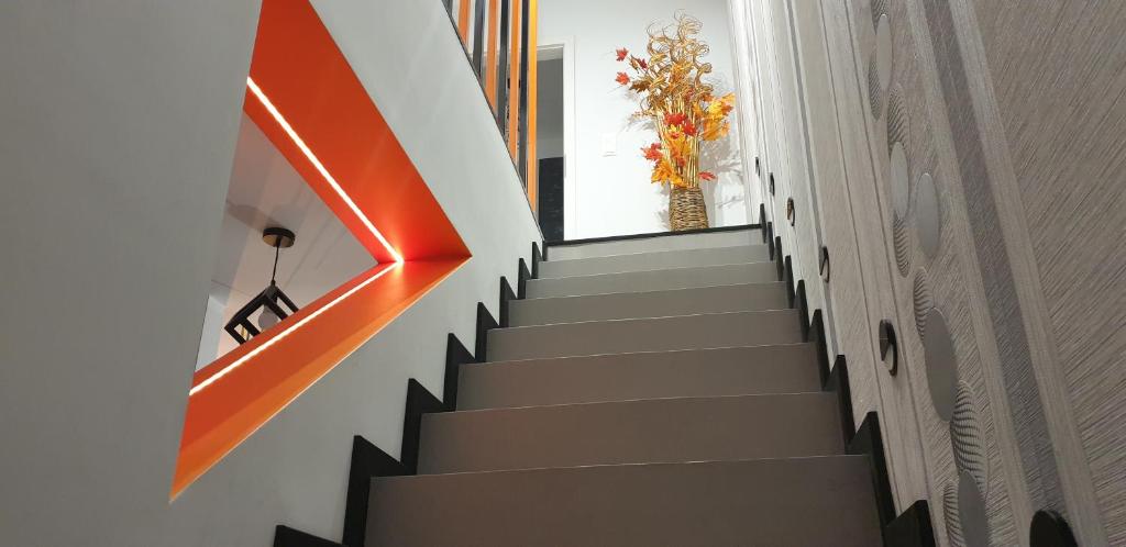 奥博尔尼基Nad Wełną的楼梯,在建筑物的一侧有橙色箭头