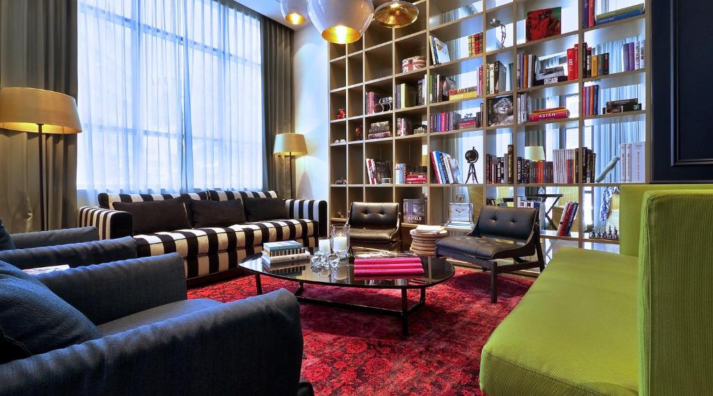 特拉维夫特拉维夫英迪格酒店 - 钻石区的带沙发和书架的客厅