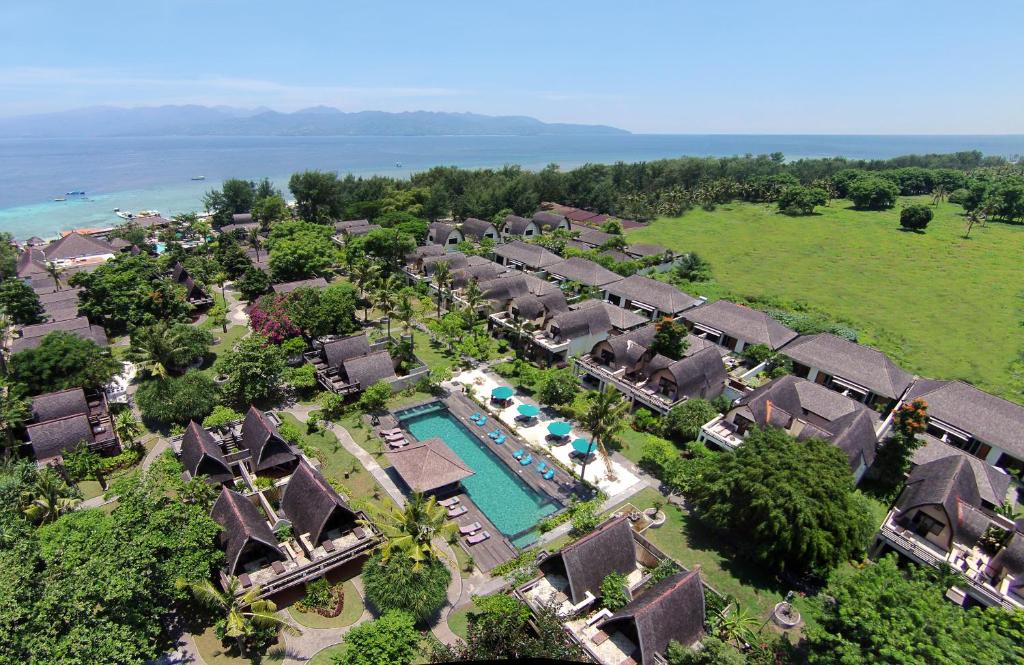 吉利特拉旺安欧巴克别墅饭店的享有带游泳池的度假村的空中景致