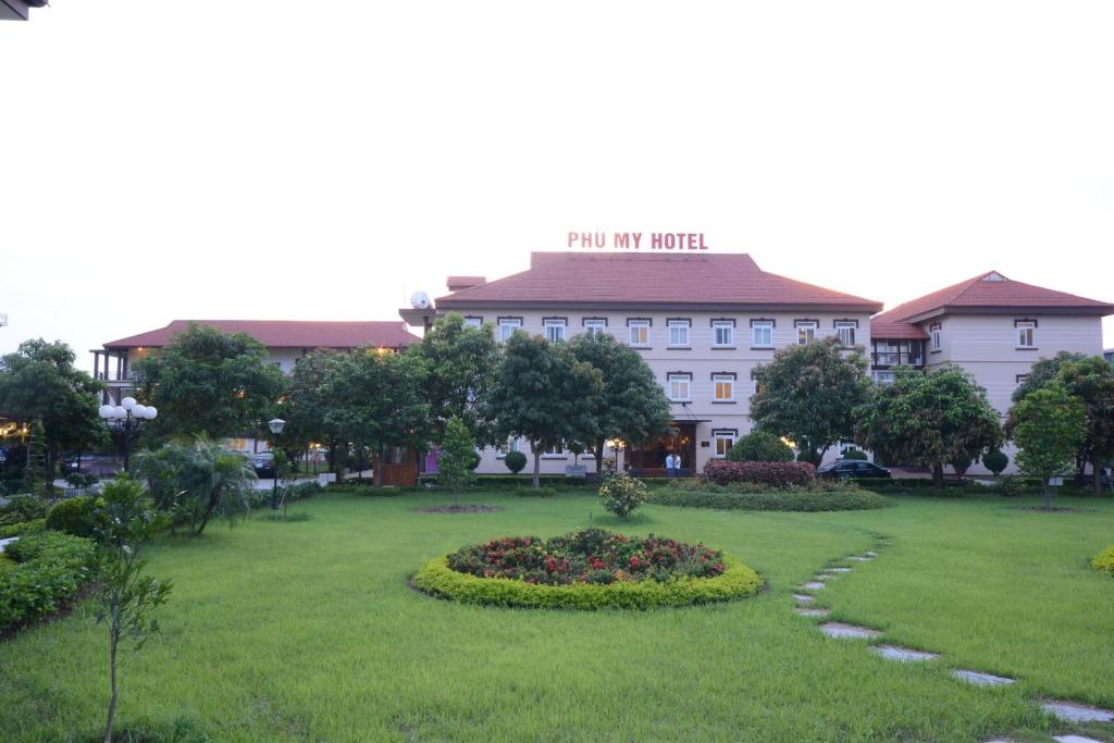 兴安Khách sạn Phú Mỹ的享有酒店花园的景致。