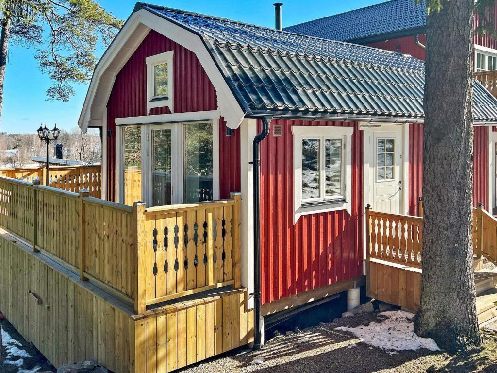 胡丁厄Holiday home HUDDINGE II的红白色的小房子,有木栅栏