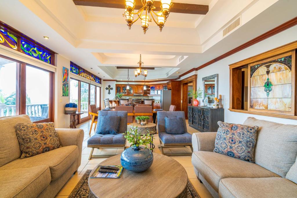 曼努埃尔安东尼奥Pacifico Colonial Condominiums的客厅配有沙发和桌子
