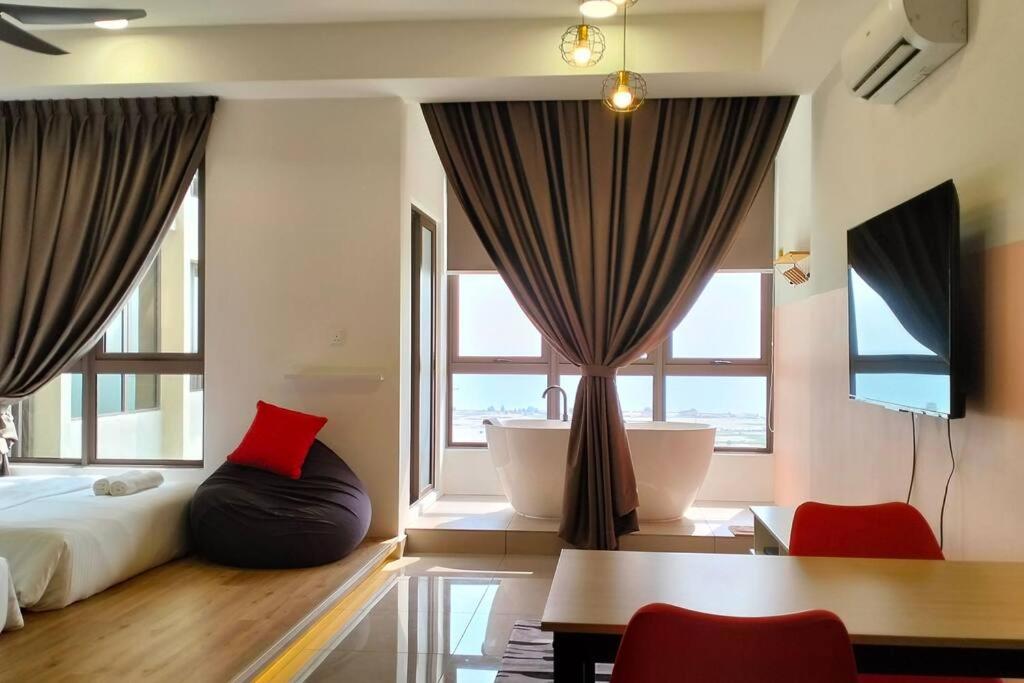 马六甲NEW Cozy Seaview Bali Residences Studio 4pax near Jonker的一间卧室设有一张床和一个大窗户