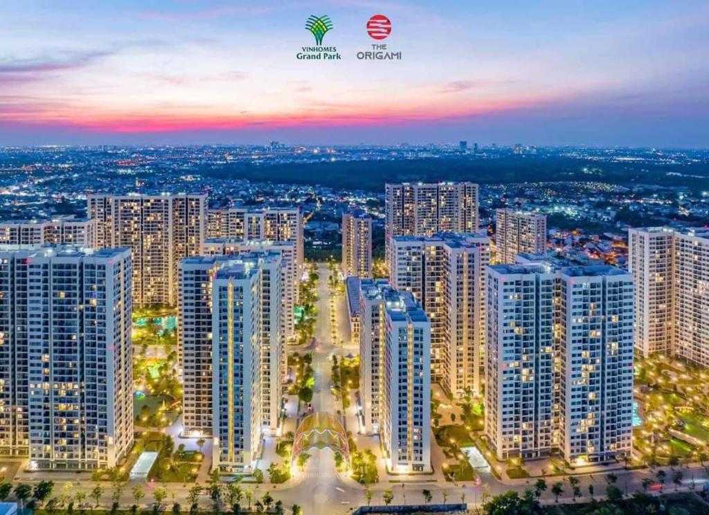 Long BìnhVinhomes Grand Park--Serviced Apartment的城市空中景观高楼