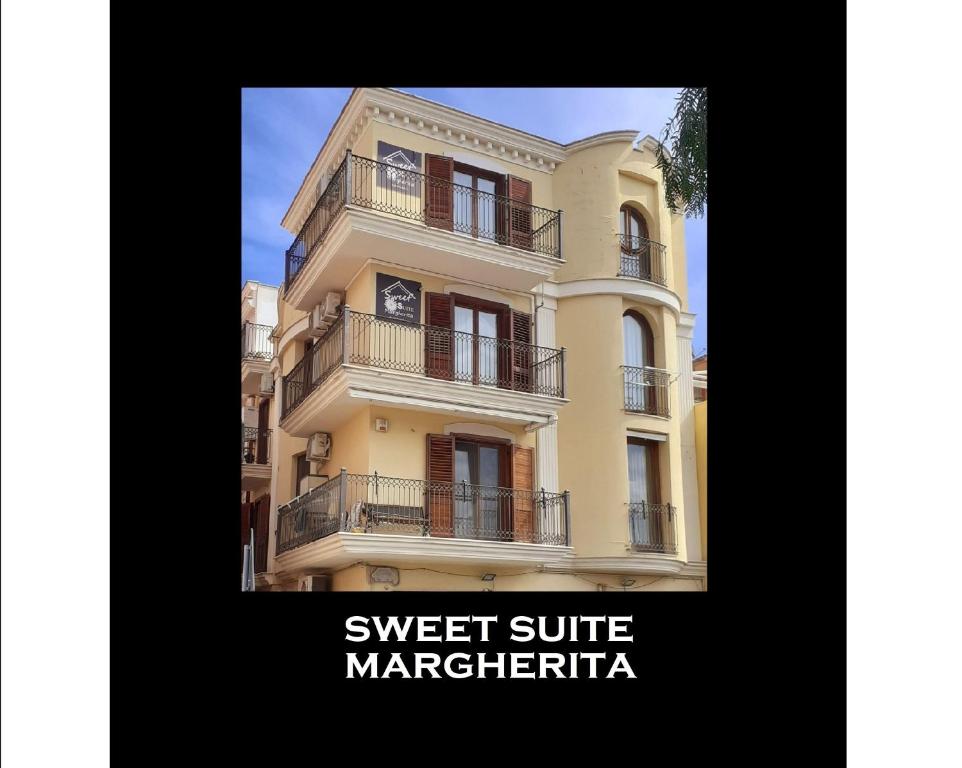 玛格丽塔萨沃亚Sweet Suite Margherita B&B的带阳台的建筑和阅读甜蜜的marriott套房的标志