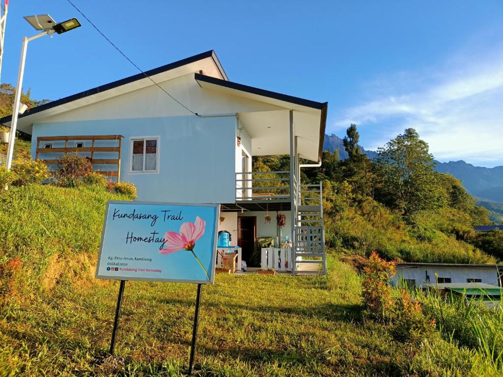 昆达桑Kundasang Trail Homestay的前面有标志的房子