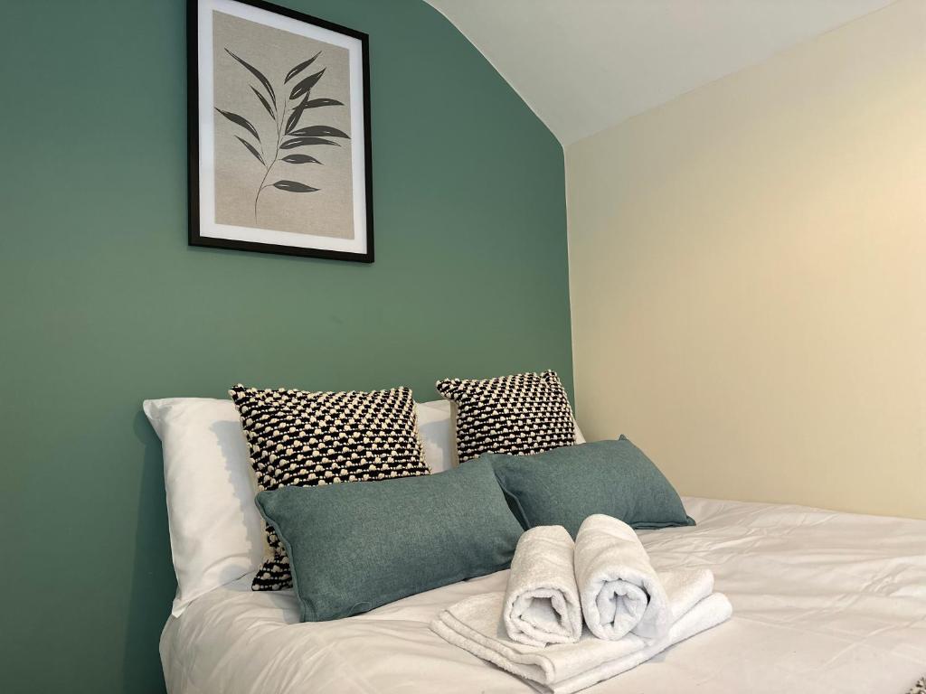 LincolnshireNumber 3 Seafield - sleeps 4 - Grantham town的一间卧室配有带毛巾的床