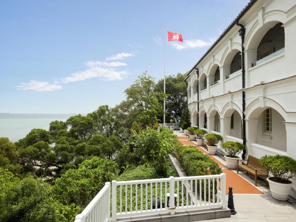 香港大澳文物酒店的建筑上带有国旗的阳台