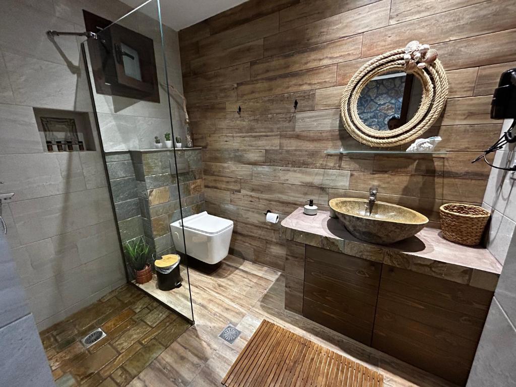 阿彻奇洛斯Aithonas Villa的一间带水槽、卫生间和镜子的浴室
