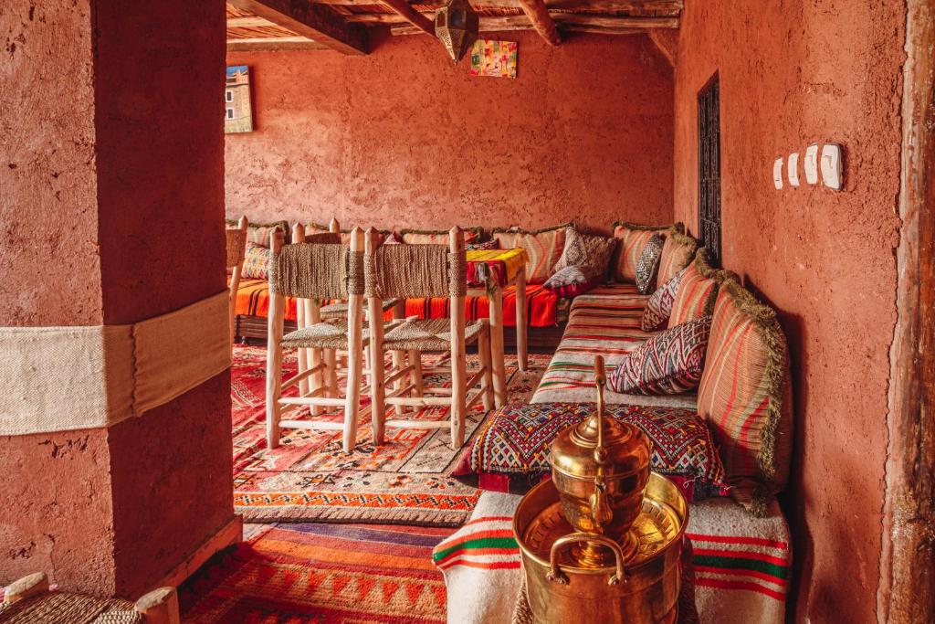 伊姆利尔Atlas Kasbah Lodge的一间设有一排椅子和一张沙发的房间