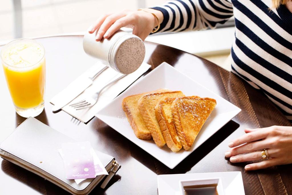 阿林顿大草原城/北阿林顿/达拉斯广场凯悦酒店的一张桌子,上面放着一盘烤面包和一杯饮料