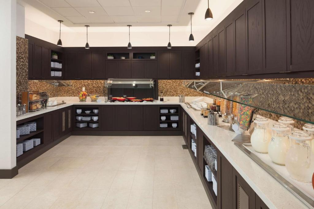 俄克拉何马城Hyatt Place Oklahoma City Bricktown的厨房配有深色木质橱柜和台面