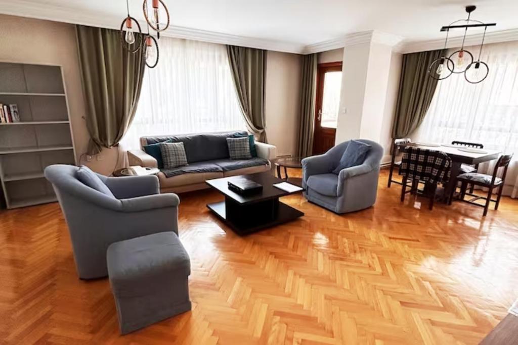 安卡拉A large, comfortable flat in the best area of Ankara, Turkey的客厅配有沙发、椅子和钢琴