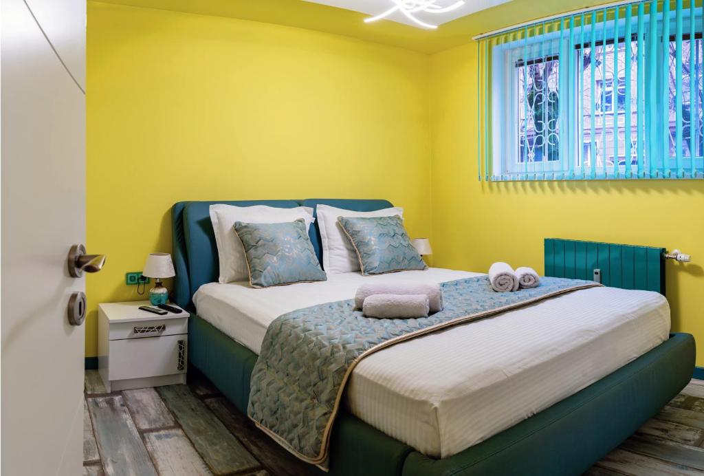 索非亚Sofiel cozy apartment - Top Center Sofia的一间卧室设有一张黄色墙壁的床