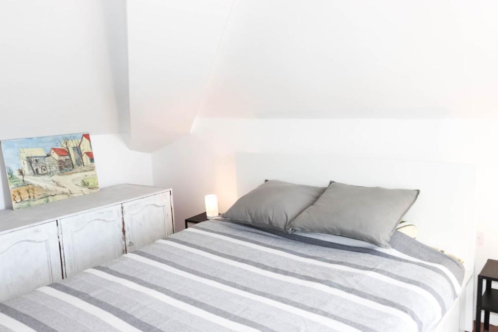 斯普利特Apartment Tina的白色卧室,配有带条纹毯子的床