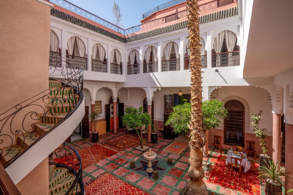 马拉喀什riad dar nejma & Spa的享有带螺旋楼梯的建筑中庭的景致