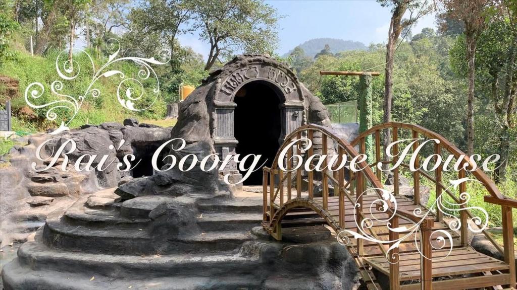 马迪凯里Rai’s Coorg Cave House的哥特式洞穴房屋,设有小门和楼梯