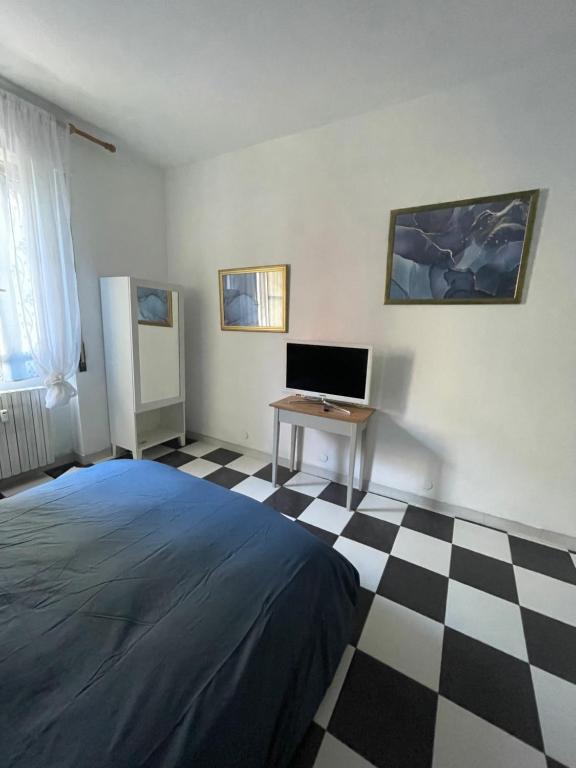 塞格拉泰L’appartamento di Mango e Pistacchio的一间卧室配有一张床和一张带电脑的书桌