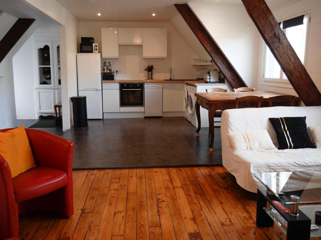 勒帕莱Appartement Le Palais, 3 pièces, 4 personnes - FR-1-418-226的一间带白色沙发的客厅和一间厨房